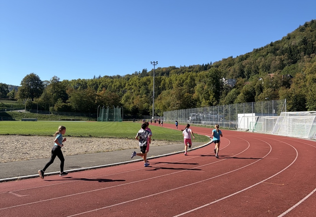 Sporttag der Primarschule Altenburg auf der Sportanlage Aue, im Hintergrund die Lägern