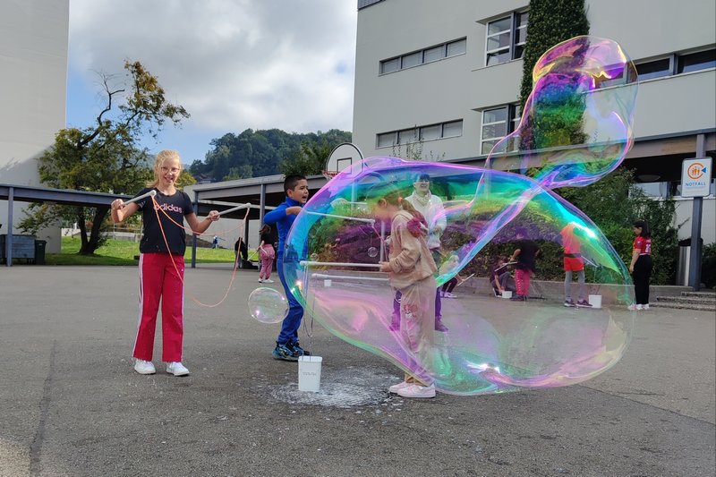 Riesige Seifenblasen auf dem Pausenplatz der Primarschule Margeläcker