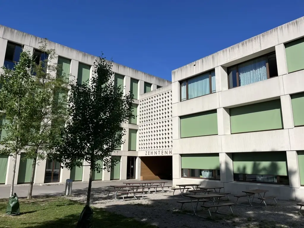 Innenhof des Schulhauses Zehntenhof in Wettingen